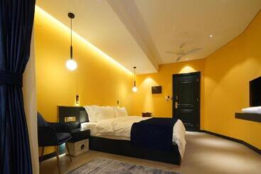 Отель Moon And Chalice Boutique