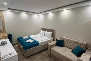 تختخواب و صبحانه Center Deluxe Garni