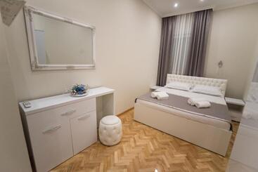 تختخواب و صبحانه Center Deluxe Garni