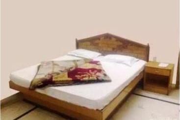 בית מלון כפרי Gurbachan Castle