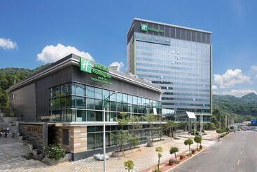 Hotel Holiday Inn Shaoguan Downtown, An Ihg