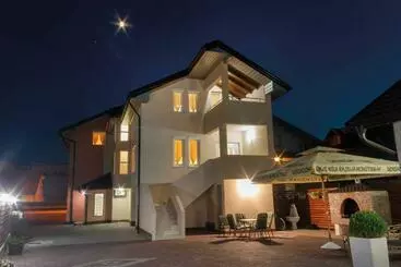 تختخواب و صبحانه Soba Villa Maja