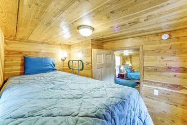 Mökkimajoitus 24 Acre Finger Lakes Cabin W/ Private Pond