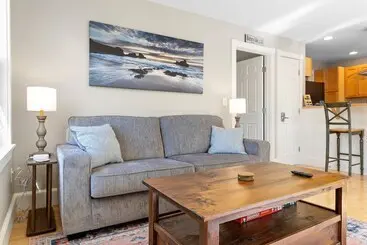 Charming Coastal Cottage With Deck, Grill, Firepit, And Jetted Tub