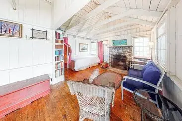 Dog Friendly Oceanfront Cottage With Views