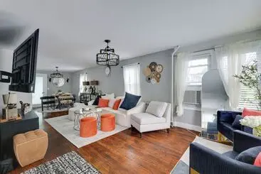 Mökkimajoitus Rhode Island Family Retreat W/ Modern Interior!