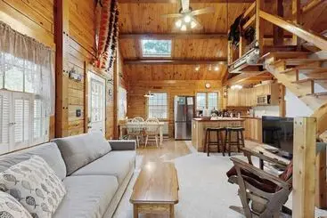 Mökkimajoitus Cozy Cabin With Covered Porch, Firepit, Grill, Fireplace, & Washer/dryer