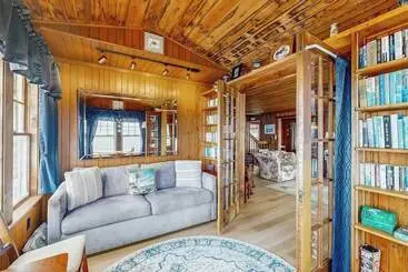 Mökkimajoitus Dog Friendly, Bayfront Home   Gorgeous Ocean Views, Private Balcony & Fireplace