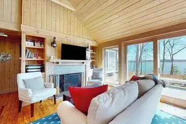 コテージ Oceanfront Retreat With Sunrise Views, Screened Porch, & Deck
