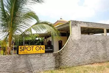 Ostello Spot On 1773 Ilyasa Family