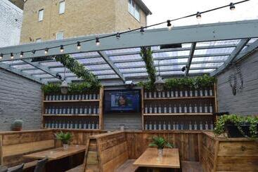 Pensió The Crown Pub & Guesthouse