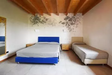 Hotelli Agriturismo B&b Corte Tonolli