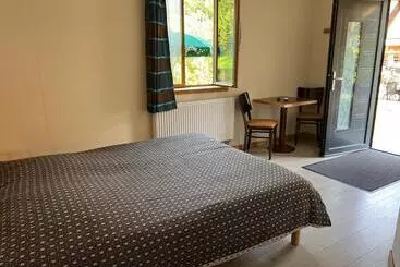 Pension (Hôtel basse catégorie) Auberge Restaurant La Roseraie