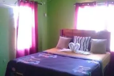 پانسیون Cheerful 2 Bedroom Home In Falmouth Garden