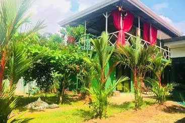 Majatalo Guest House Pura Vida