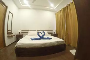 Pensionat Dhiffushi White Sand Beach