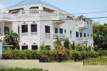 پانسیون Little Savoy Guest House