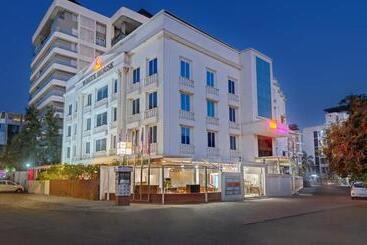 Aparthotel Click White House Residency, Vadodara