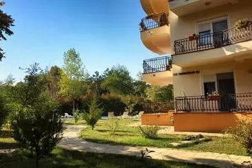 Club Topaz Apartments