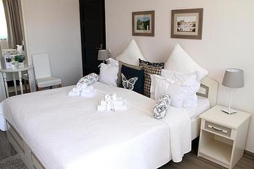 فندق صغير Rókusfalvy Borhotel és Fogadó