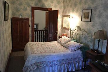 הוסטל Carriage House Inn