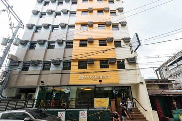 בית מלון כפרי Reddoorz Plus @ Poblacion Makati