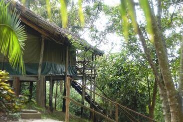 Hotel Supreme Adventure Park Bunyonyi