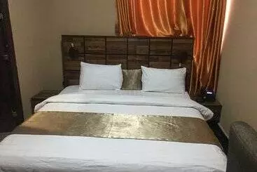 Momak 4 Hotel & Suites