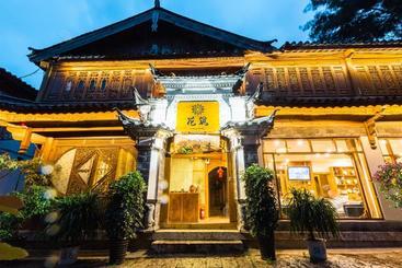 Retkeilymaja Floral Four Season Inn