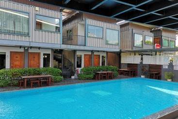 Hotel Kluang Container Swimming Pool