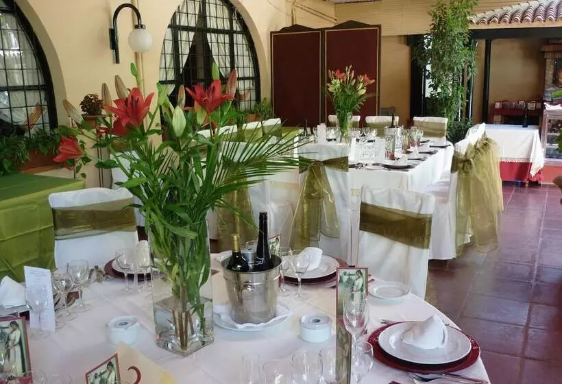 Отель Castillo De Montemayor