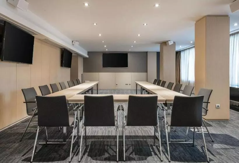 هتل The Westin Madrid Cuzco