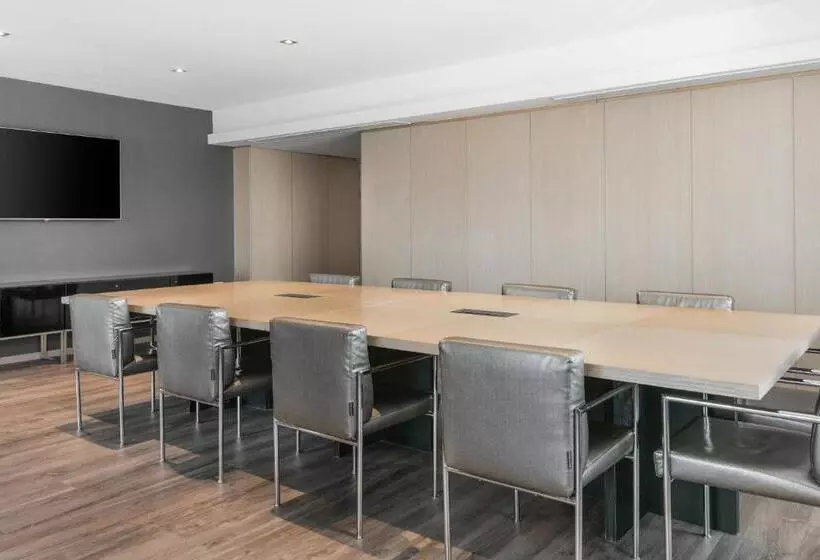 هتل The Westin Madrid Cuzco