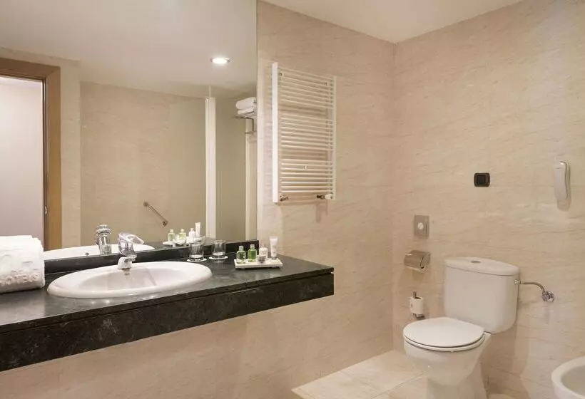 هتل NH Paseo De La Habana