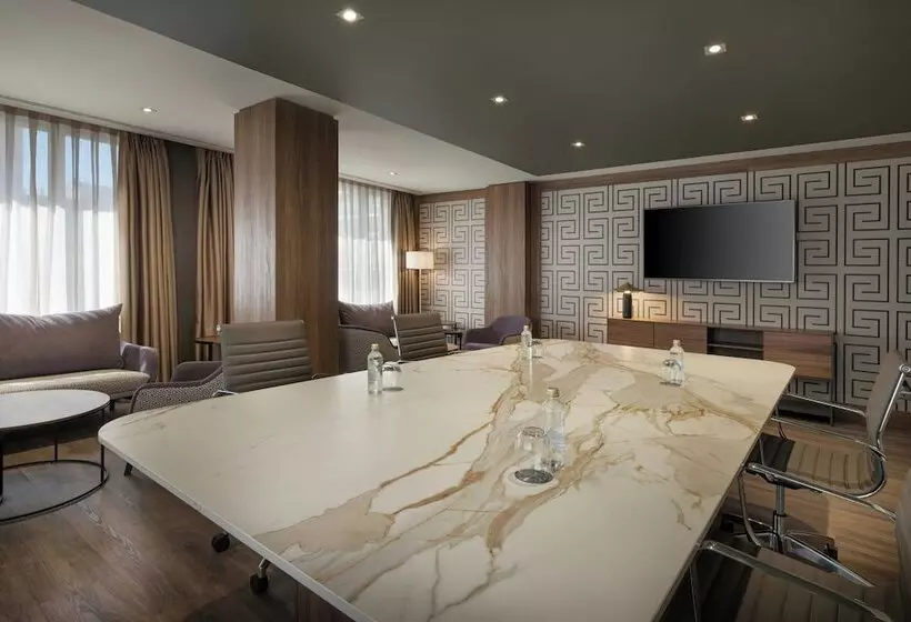 هتل The Westin Madrid Cuzco