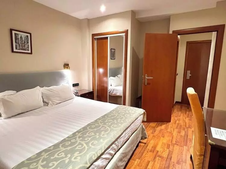 هتل Carlos V Malaga