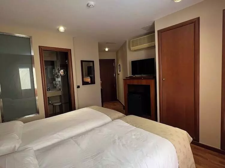 هتل Carlos V Malaga