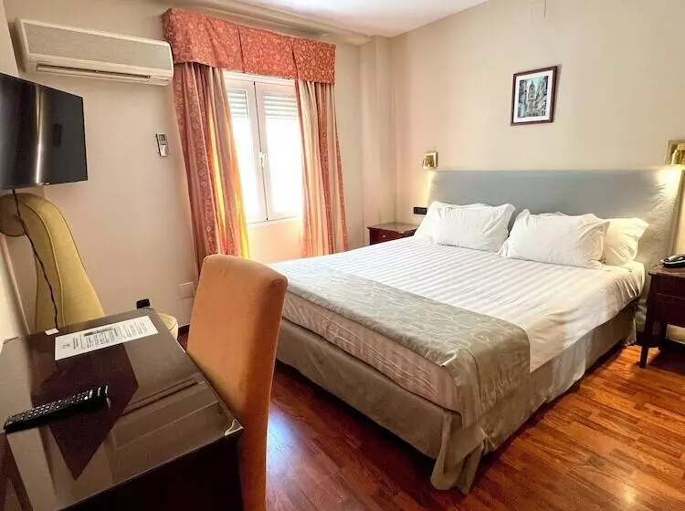 هتل Carlos V Malaga