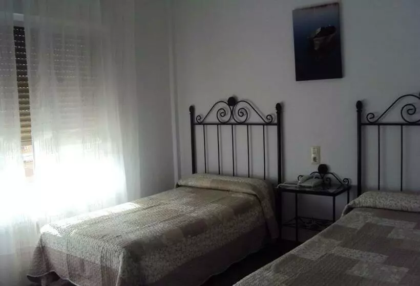 Отель Hostal Martin Vares