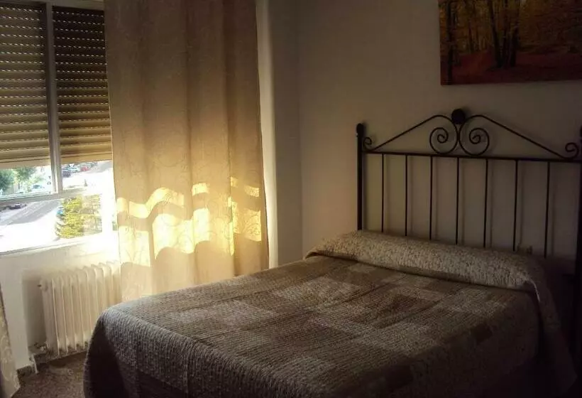 Отель Hostal Martin Vares