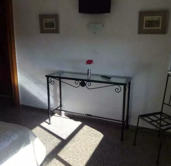 Отель Hostal Martin Vares