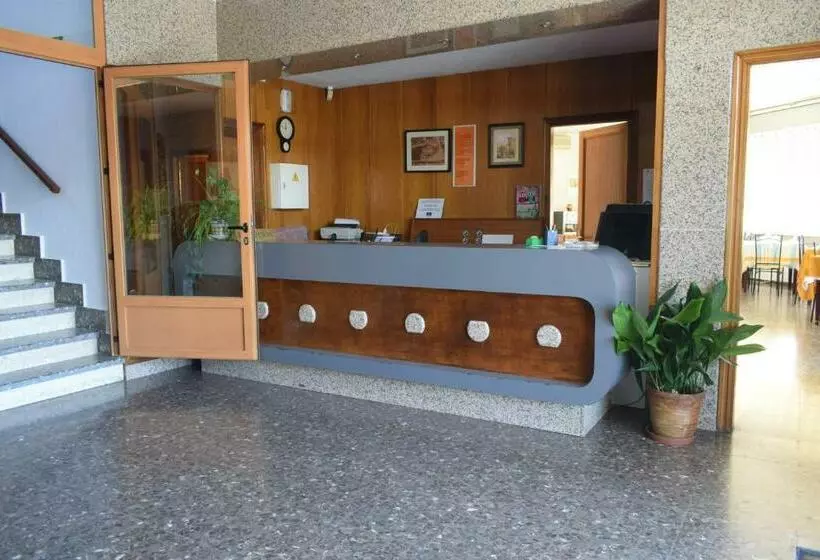 Отель Hostal Martin Vares