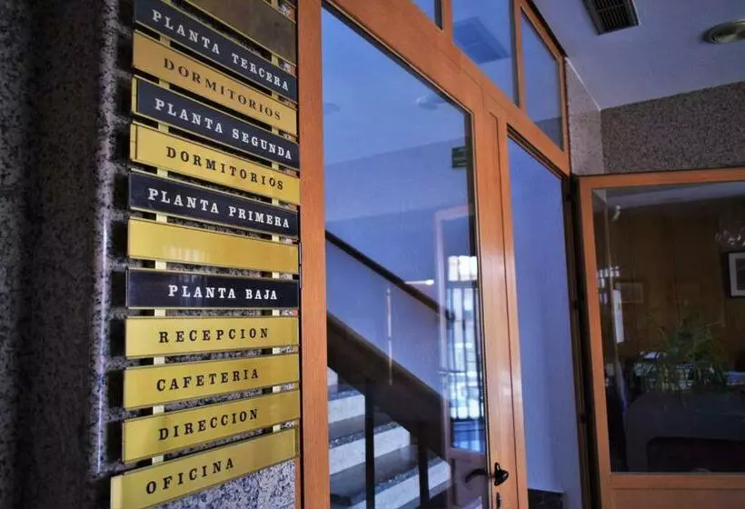 Отель Hostal Martin Vares