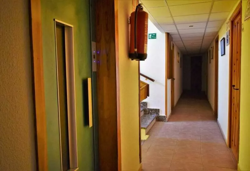 Отель Hostal Martin Vares