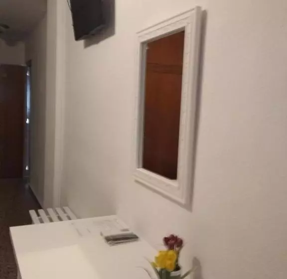 Отель Hostal Garamar