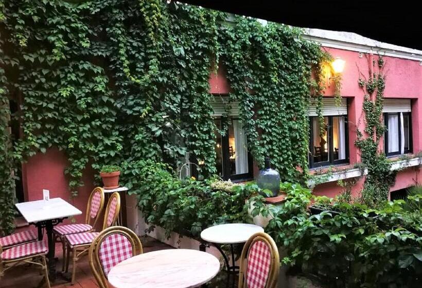 Отель Hostal Montsoliu