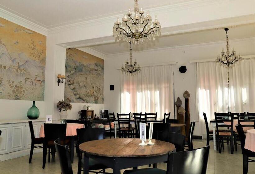 Отель Hostal Montsoliu