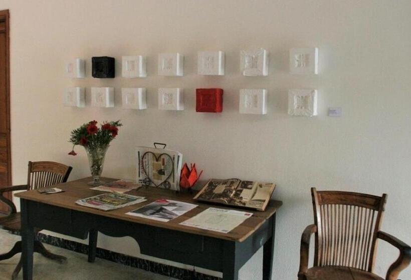 Отель Hostal Montsoliu