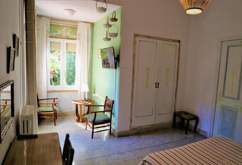 Отель Hostal Montsoliu