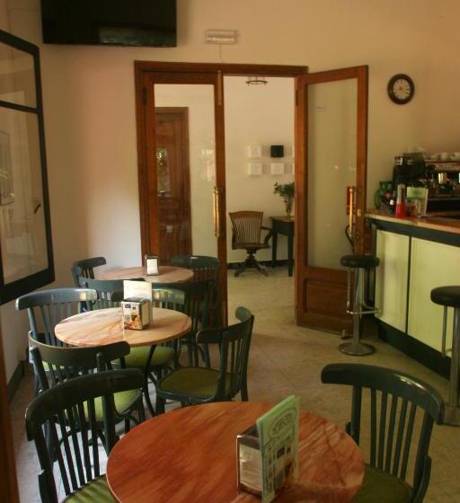 Отель Hostal Montsoliu